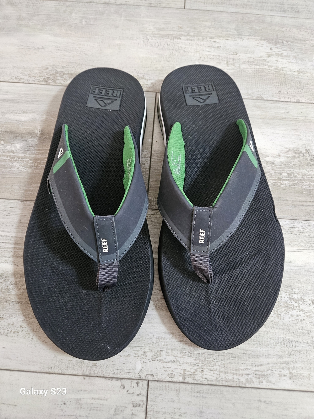 Reef Men's Black and Green Thong Sandals